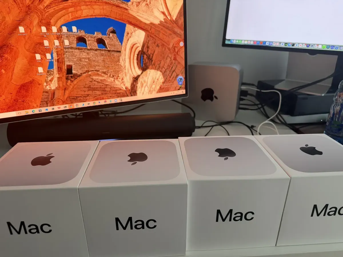 书桌上整箱待交付的 Mac mini